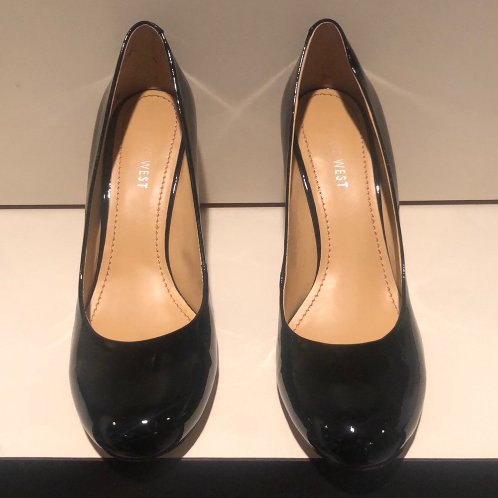 Black patent leather low heel pumps